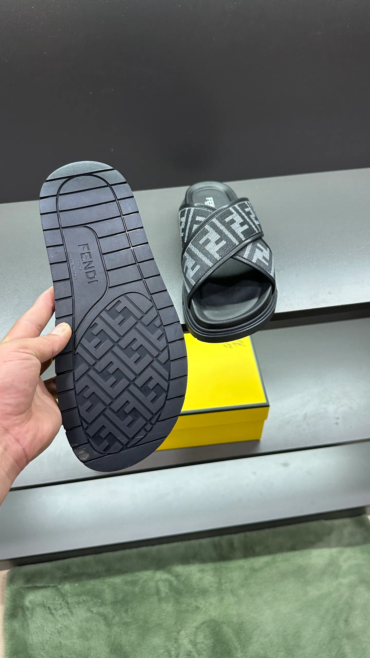 P300 [Fendi Slippers] High-end men's shoes brand, official website 1:1 latest masterpiece: original mold customization, fabrics made of imported original materials, upgraded outsole, lighter and non-slip. The market's top quality, simple yet tasteful, a must-have for fashionistas, fashionable at your feet, full of confidence, the same style at the counter 👍The season of summer slippers is here. Code: 38-45, 46 order